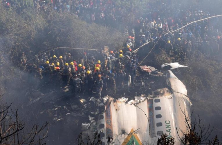 Accidente en Nepal: investigan veracidad de video de choque grabado en el avión