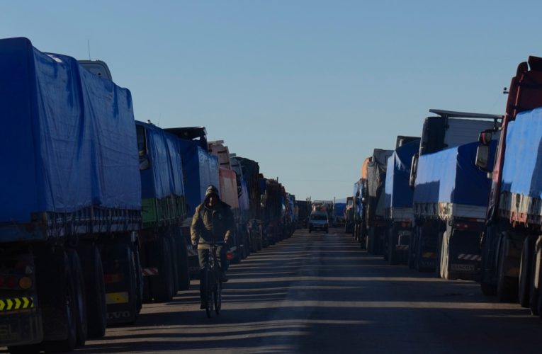 Camiones varados en Bolivia por protestas en Perú