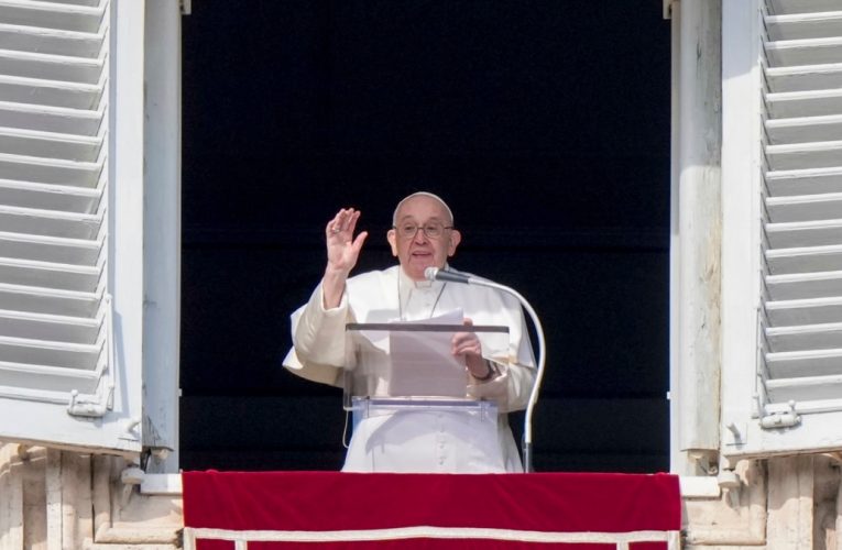 El papa Francisco pide fin a la violencia en Perú