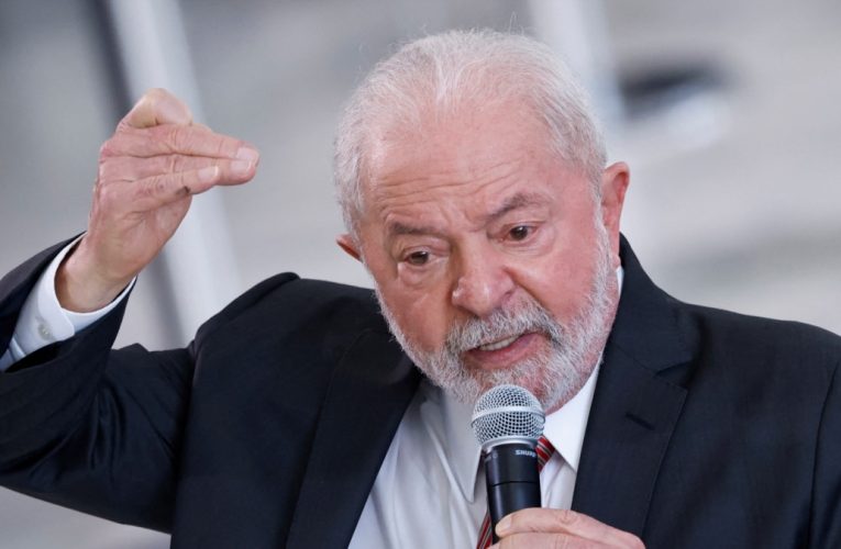 Presidente brasileño Lula destituye a comandante del Ejército, Júlio César de Arruda