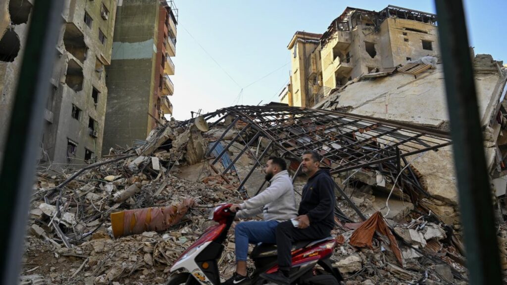 Israel sigue destruyendo almacenes de Hezbolá en el sur de Líbano, a pesar del alto el fuego