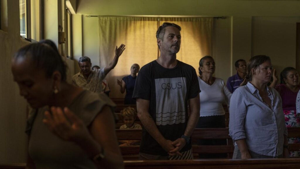 La organización que intenta unir el vínculo que los surfistas sienten con la religión