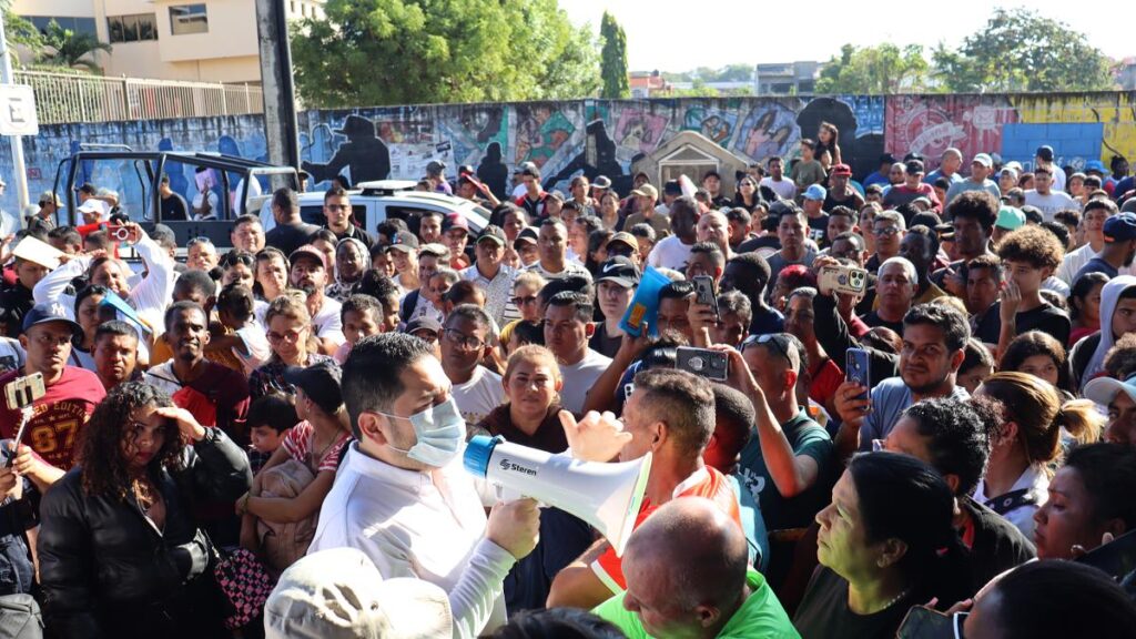 Trump autoriza que el FBI y la DEA puedan investigar y arrestar a migrantes indocumentados en EE. UU.