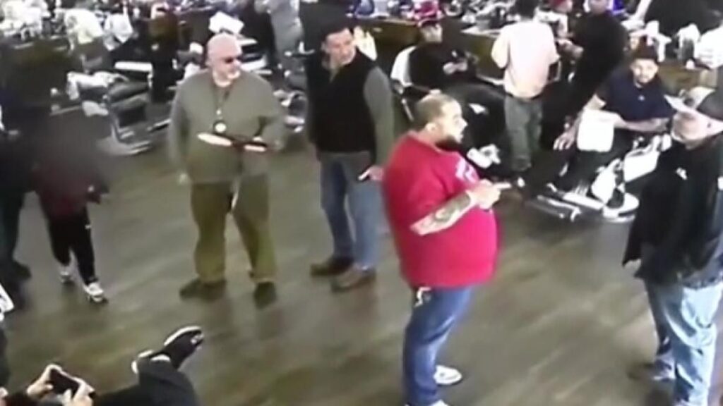 El video de un barbero de Texas que echó a agentes de ICE de su local para evitar redada