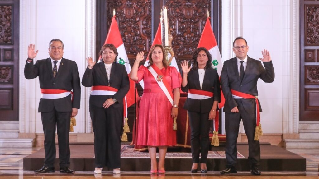 Presidenta de Perú cambia sorpresivamente a ministro de Economía