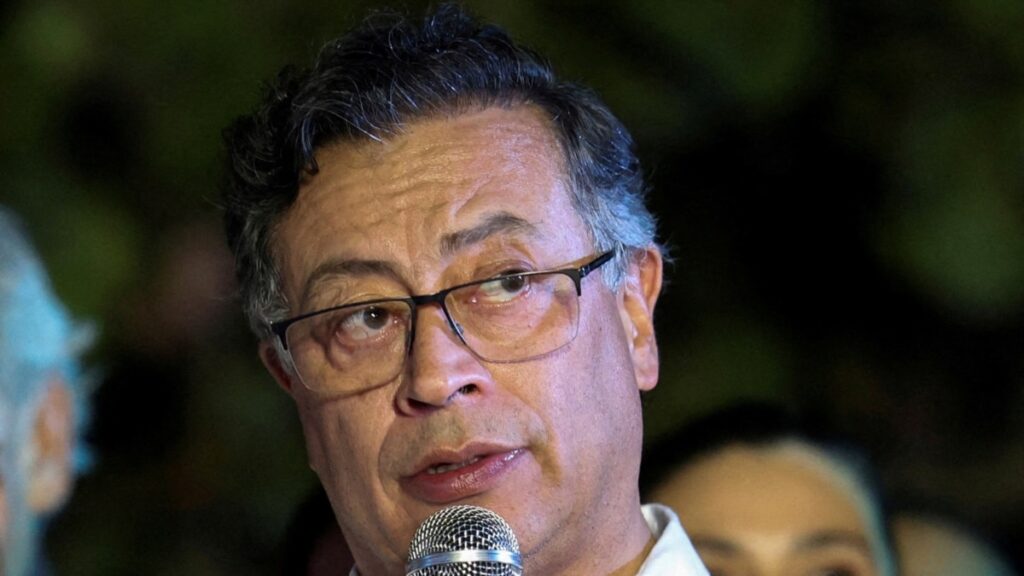 Presidente de Colombia pide renuncia a ministros en medio de crisis en su gabinete