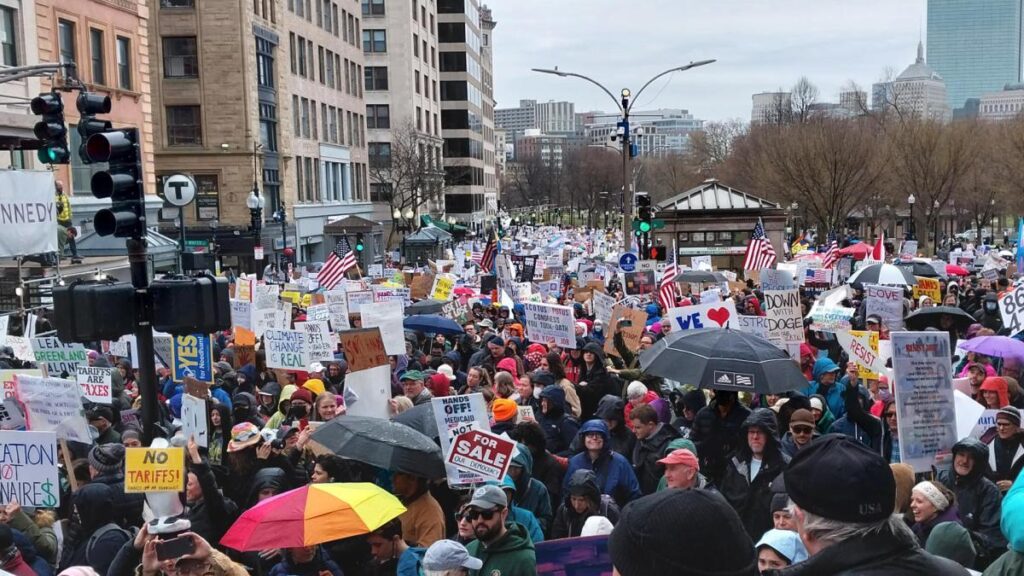 Manifestaciones en ciudades de todo EE.UU. contra los recortes del presidente Trump y Elon Musk