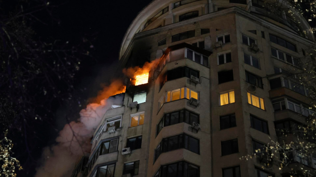 Rusia lanza 60 misiles y deja a 1.100 edificios sin calefacción a –20 °C en plena ola de frío antes de la cumbre en Abu Dabi