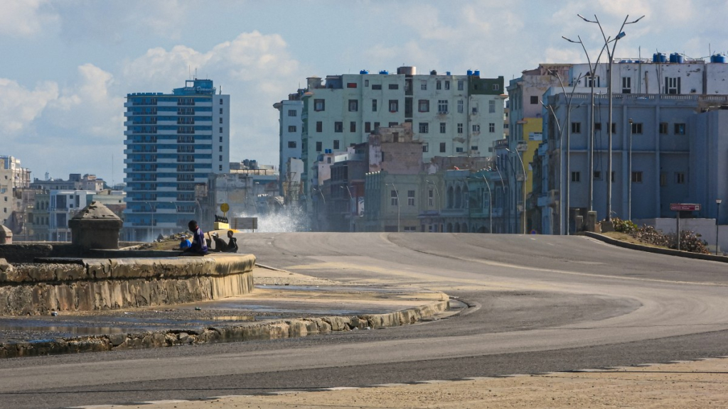 Amenaza de apagones y falta de combustible agravan la crisis energética en Cuba e impactan en el turismo, principal generador de divisas de la isla