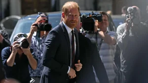 El príncipe Enrique y el cantante Elton John perdieron su demanda por vulneración de su vida privada contra el Daily Mail